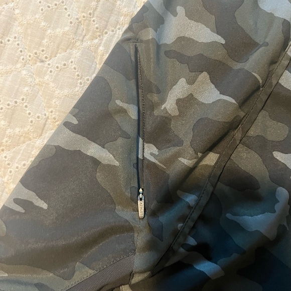 ATHLETA RUNNING SHORTS - Picture 2 of 7